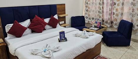 Deluxe Room, Balcony, City View | Living area | 32-inch LCD TV with cable channels