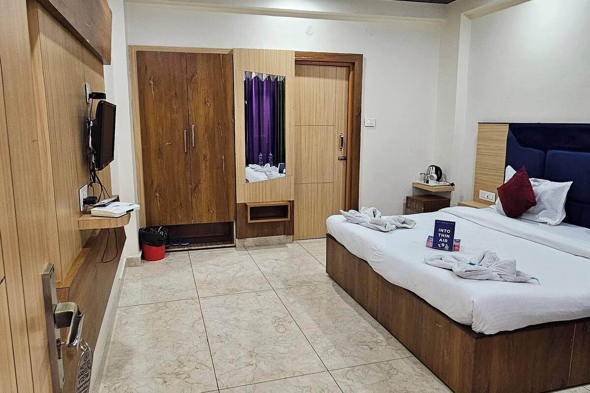 Hypo-allergenic bedding, desk, laptop workspace, free WiFi
