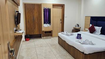 Deluxe Room | Hypo-allergenic bedding, desk, laptop workspace, soundproofing