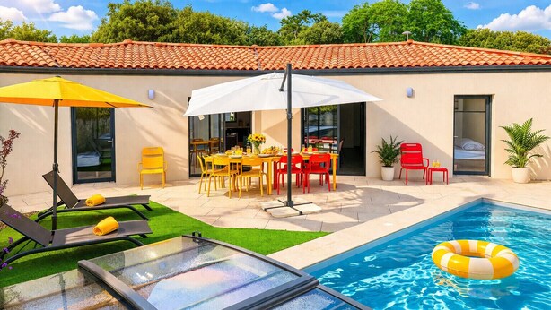 Une piscine entourée de parois en verre, un espace extérieur aménagé avec des chaises jaunes et rouges, et un toit recouvert de tuiles.