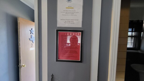Eine Tür mit einem Schild, das ein Rauchverbot und eine Willkommensbotschaft vom Hotelmanagement anzeigt.