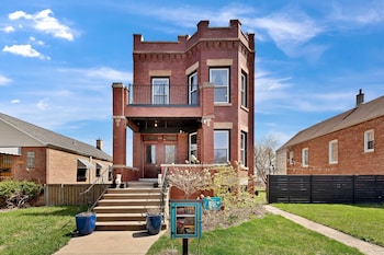 6 Bed Whole House In Chicagolands Trendy Berwyn 6 Bedroom Home b