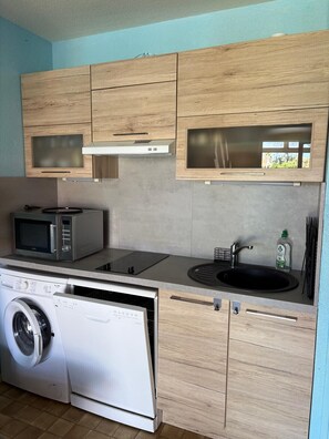 Refrigerador, microondas, lavavajillas y cafetera y tetera 