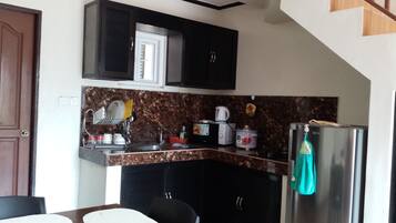 Réfrigérateur, micro-ondes, plaque de cuisson, bouilloire électrique