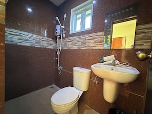 Bidet, serviettes fournies, savon, shampoing