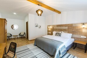 Standard-Doppel- oder -Zweibettzimmer | Laptopgeeigneter Arbeitsplatz, kostenloses WLAN
