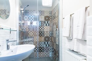 Habitación estándar con 1 cama matrimonial o 2 individuales | Baño | Regadera, secadora de cabello, toallas, jabón 