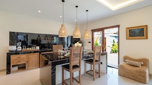 Villa, bassengutsikt | Spisestue