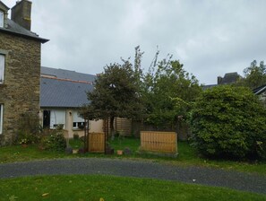 المنطقة المحيطة بالمنشأة