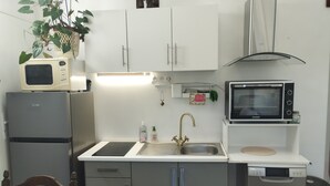 Kaffetrakter/tekoker, kjøleskap, mikrobølgeovn og ovn