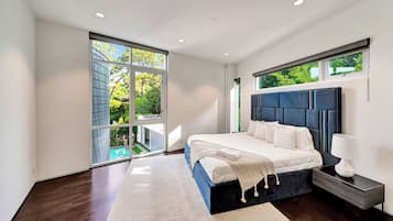 8 bedrooms, iron/ironing board, WiFi, bed sheets