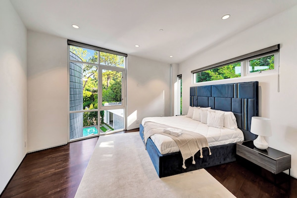 8 habitaciones, tabla de planchar con plancha, wifi y ropa de cama