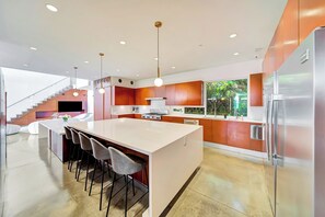 Mikrobølgeovn, ovn, kokeplater og oppvaskmaskin