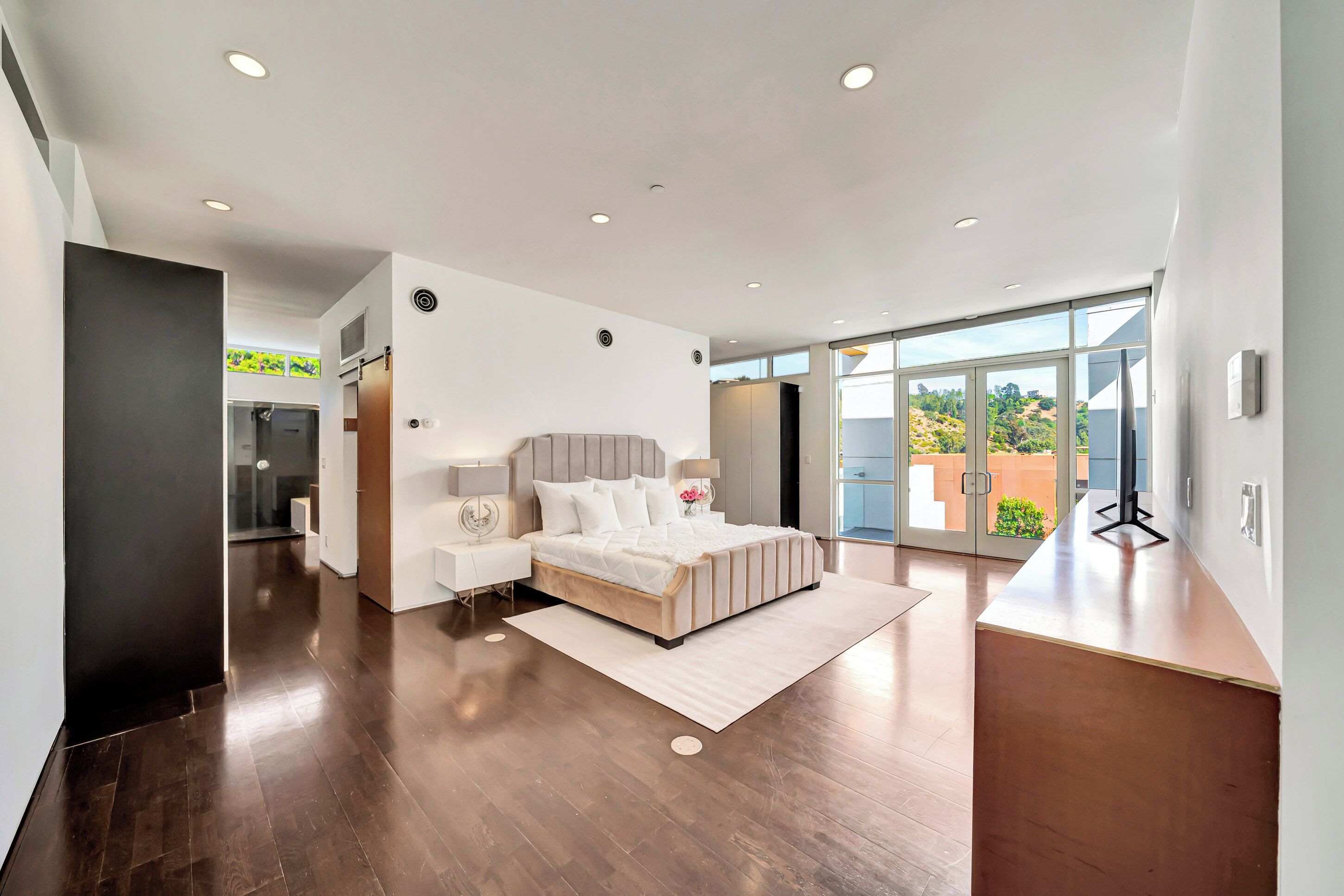 8 bedrooms, iron/ironing board, WiFi, bed sheets