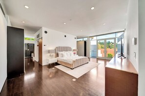 8 slaapkamers, een strijkplank/strijkijzer, wifi, beddengoed