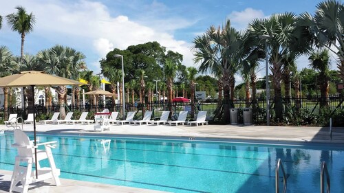 Stylish-King Beds, Free Parking, Near Attractions