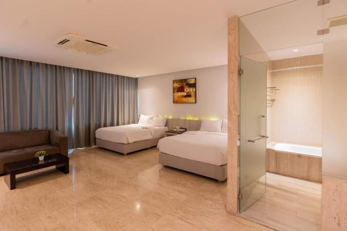 Habitación superior con 2 camas individuales, vista a la ciudad | Espacio para trabajar con laptop, insonorización y wifi gratis
