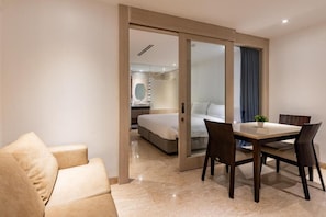 Habitació Deluxe, vistes a la ciutat | Espai de treball apte per a portàtils i habitacions insonoritzades