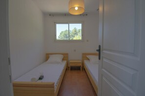 8 bedrooms, desk, iron/ironing board, WiFi