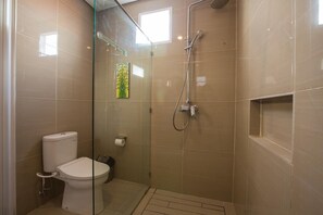 シャワー、ビデ、タオル、石鹸