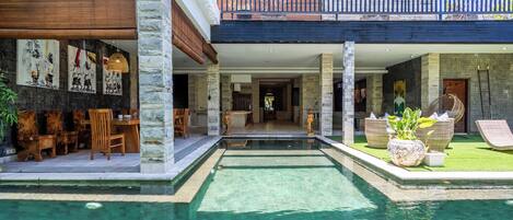 Una piscina al aire libre