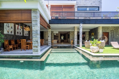 Una piscina al aire libre