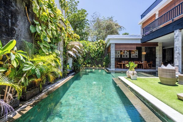 Una piscina al aire libre