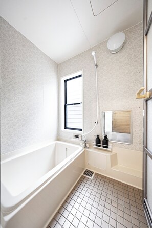 Basic Townhome, Non Smoking, Kitchenette | Bilik Mandi | Tab mandi dan pancuran berasingan, kelengkapan dandanan diri percuma 