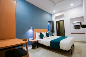 Egyptian cotton sheets, premium bedding, down duvets, memory-foam beds - Hotel Vivek inn (Prayagraj)