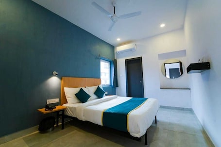 Deluxe Room | Egyptian cotton sheets, premium bedding, down comforters. Hotel Vivek inn