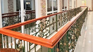 Un pasillo con una escalera de mármol, un cartel que dice "RONALD HALL" y una puerta de cristal.