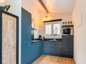 Kühlschrank, Mikrowelle, Herdplatte, Geschirrspüler