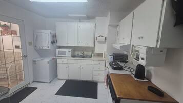 ثلاجة، ميكروويف، فرن، موقد طهي مسطح