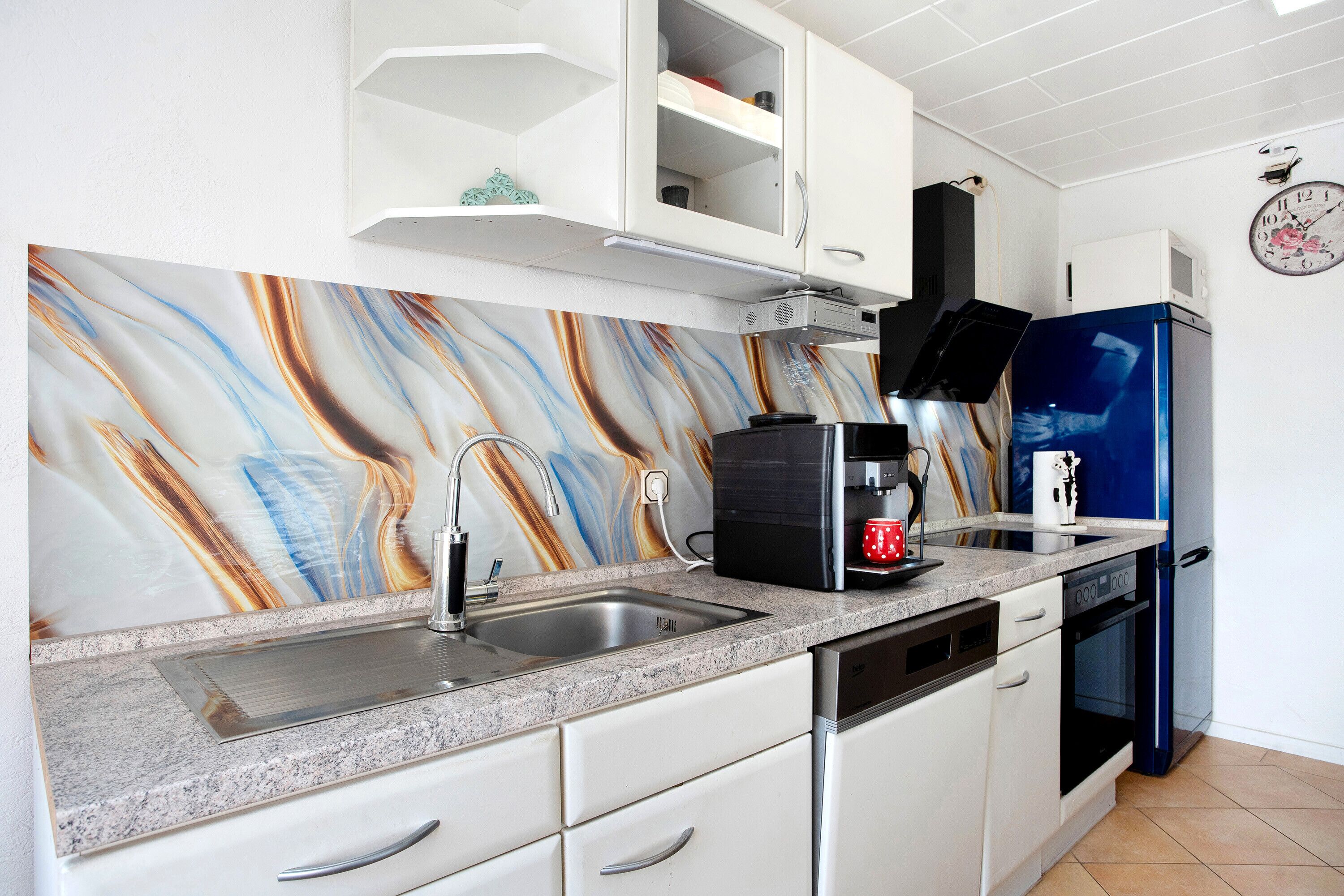 Refrigerador, microondas, lavavajillas y cafetera y tetera 