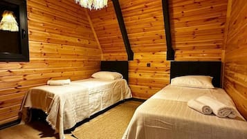 Bungaló, privát medence, kilátással a folyóra | Olasz Frette ágynemű, prémium ágynemű és kényelmi párnázat