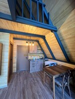 Bungalow Business | Cocina privada | Frigorífico pequeño, plancha y utensilios de cocina