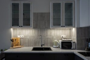 Kjøleskap, mikrobølgeovn, kokeplater og kaffetrakter/tekoker