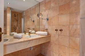 Shower, hair dryer, towels - Room 'Mit Seeblick Und Balkon' with Lake View, Shared Terrace and Wi-Fi (Reichenau)