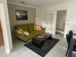 Fernseher, DVD-Player, Stereoanlage