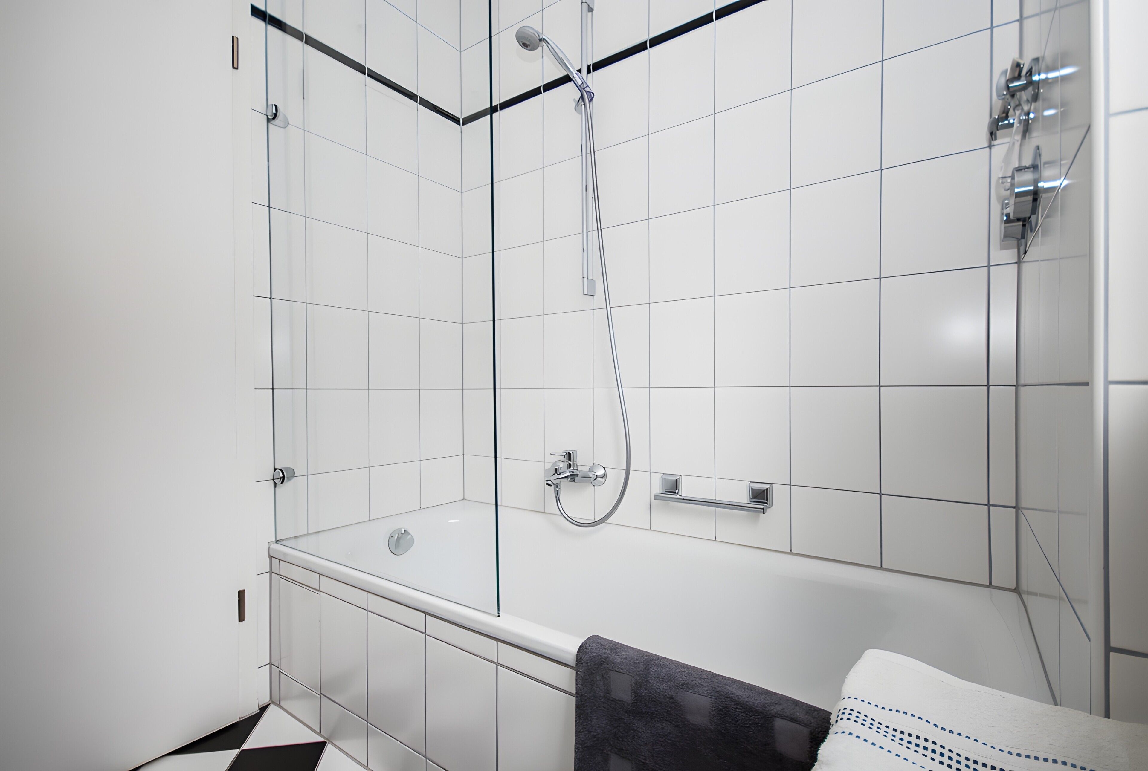 Ein modernes Badezimmer mit einer Duschkabine, einer Badewanne und einer Toilette.