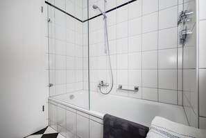 Shower, hair dryer, towels - Apartment 'Bernhardt' with Shared Terrace, Shared Garden and Wi-Fi (Lindau)