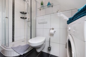 Dusche, Haartrockner, Handtücher