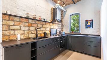 Een koelkast, een oven, een kookplaat, een vaatwasser