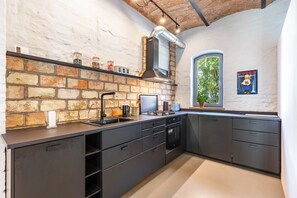 Fridge, oven, stovetop, dishwasher