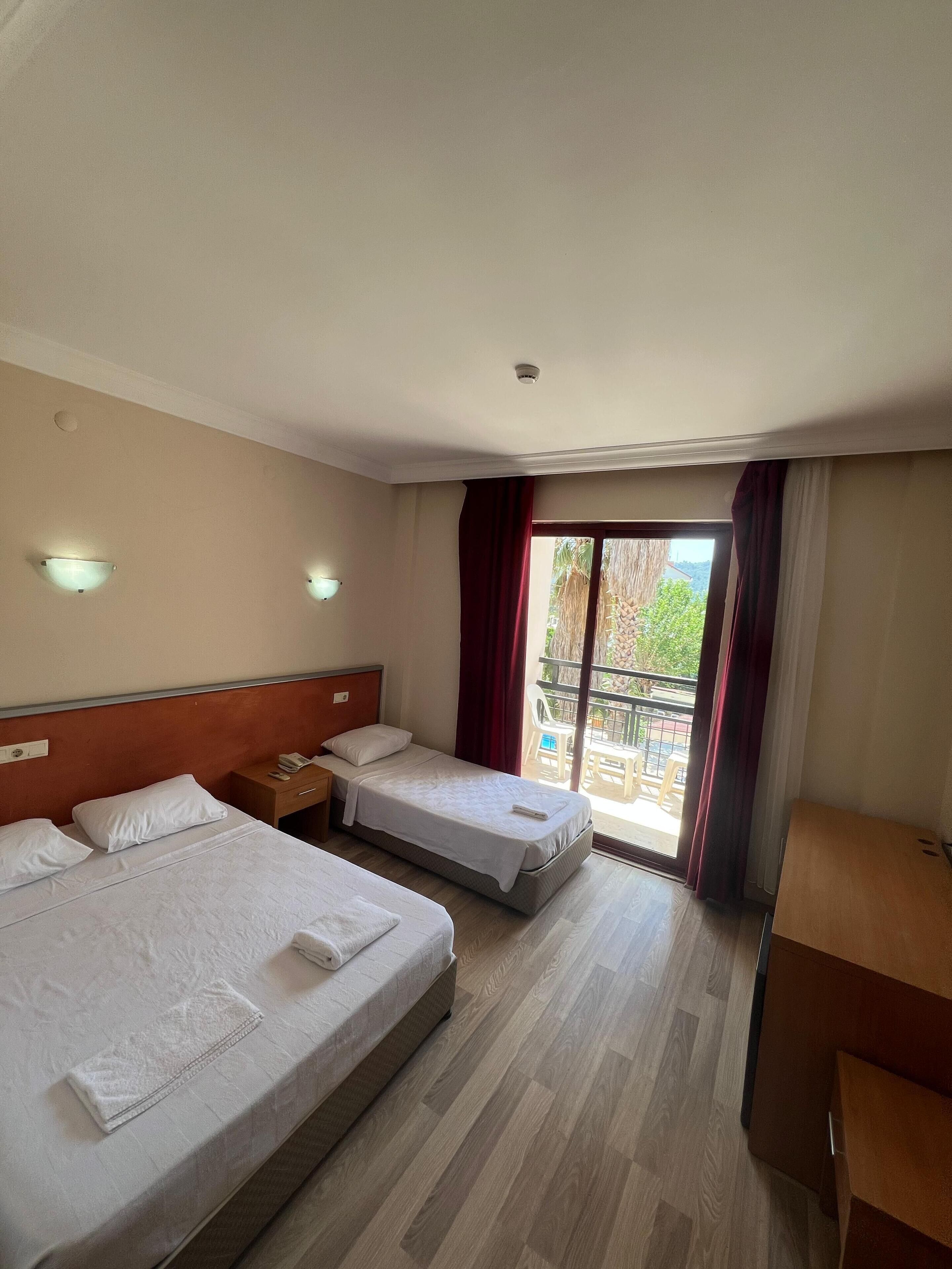 Caja de seguridad en la habitación y escritorio 