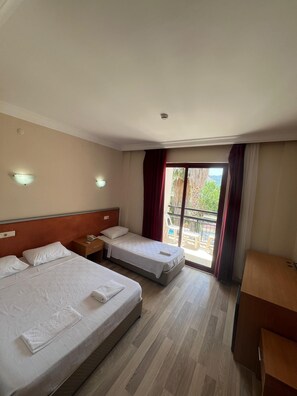 Safe på rommet, skrivebord og skrivebord for bærbar PC