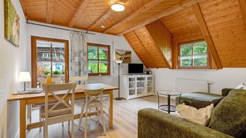 Una televisión, una mesa de tenis de mesa, un reproductor estéreo