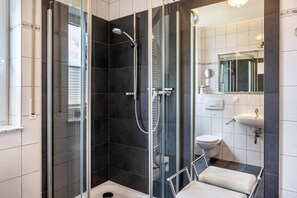 Chuveiro, secador de cabelo, toalhas de banho 