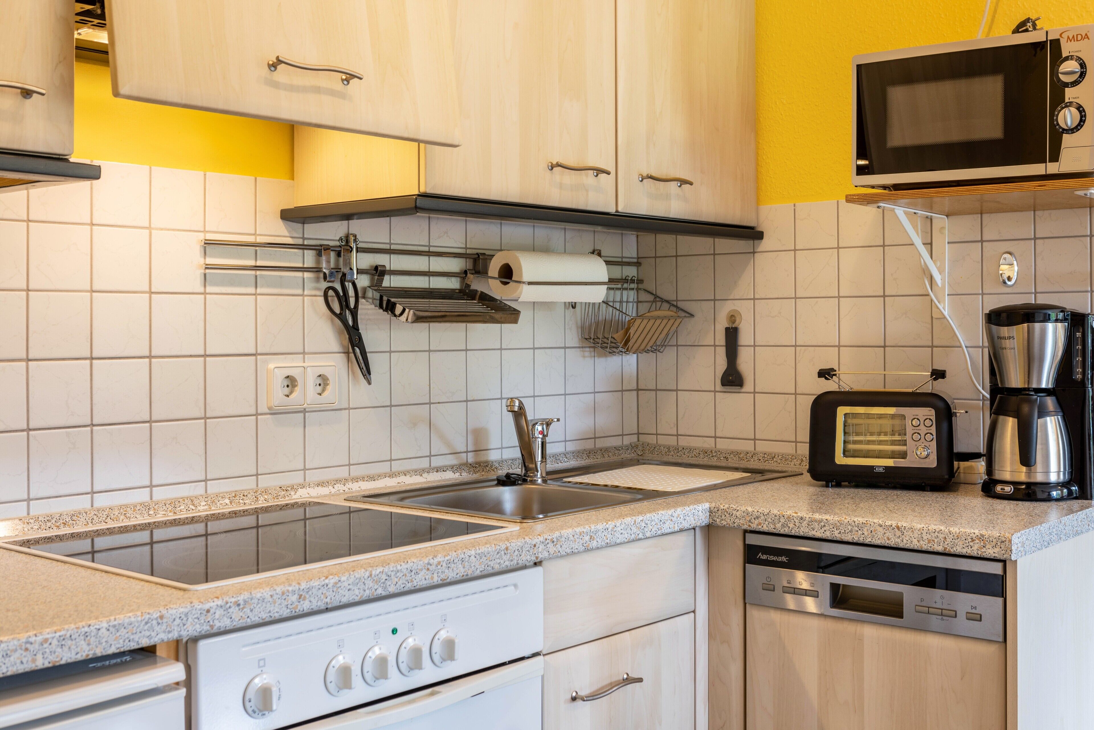 Kylskåp, mikrovågsugn, ugn och spishäll