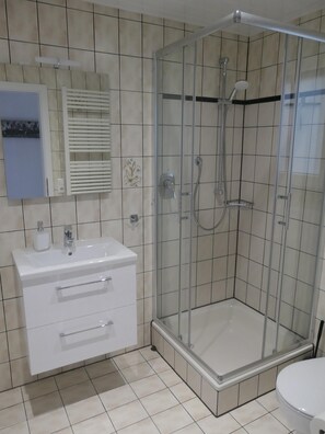 Shower, hair dryer, towels - Apartment 'Schneckenhaus' with Private Terrace and Wi-Fi (Ofterdingen)